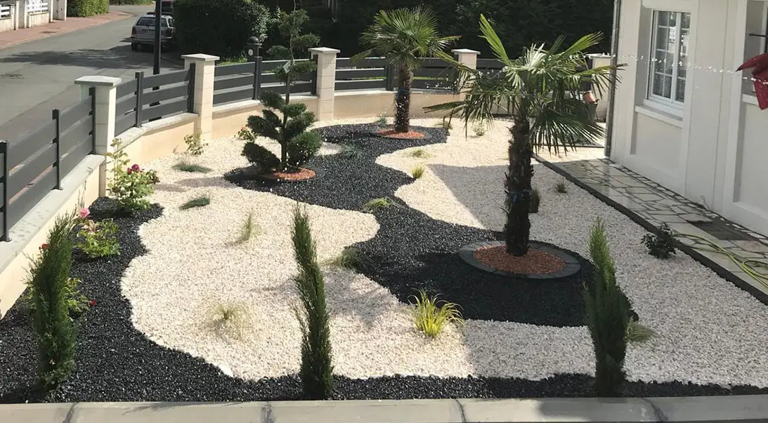 Jardin design assymétrique avec graviers blancs et noirs