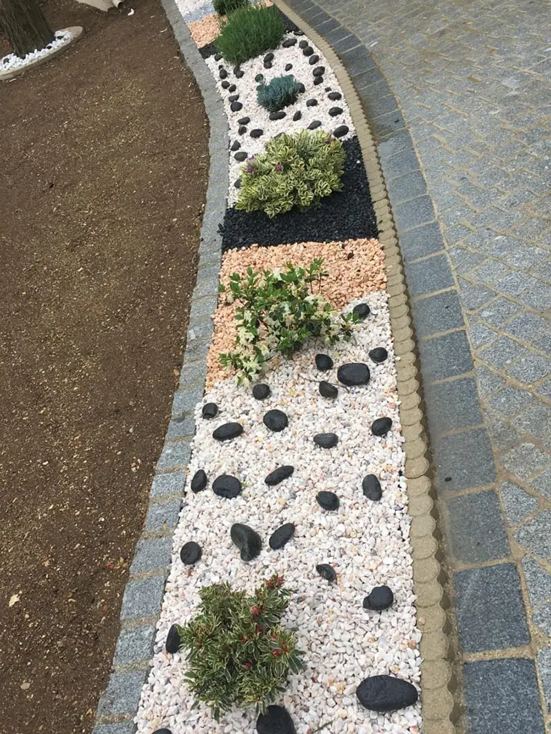 parterre et bordures de galets noirs