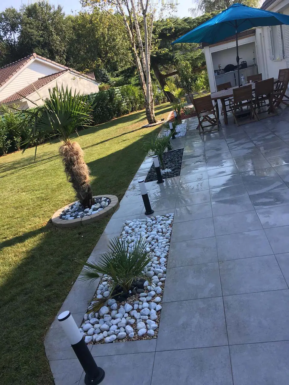 Terrasse carrelée et lavée et jardin